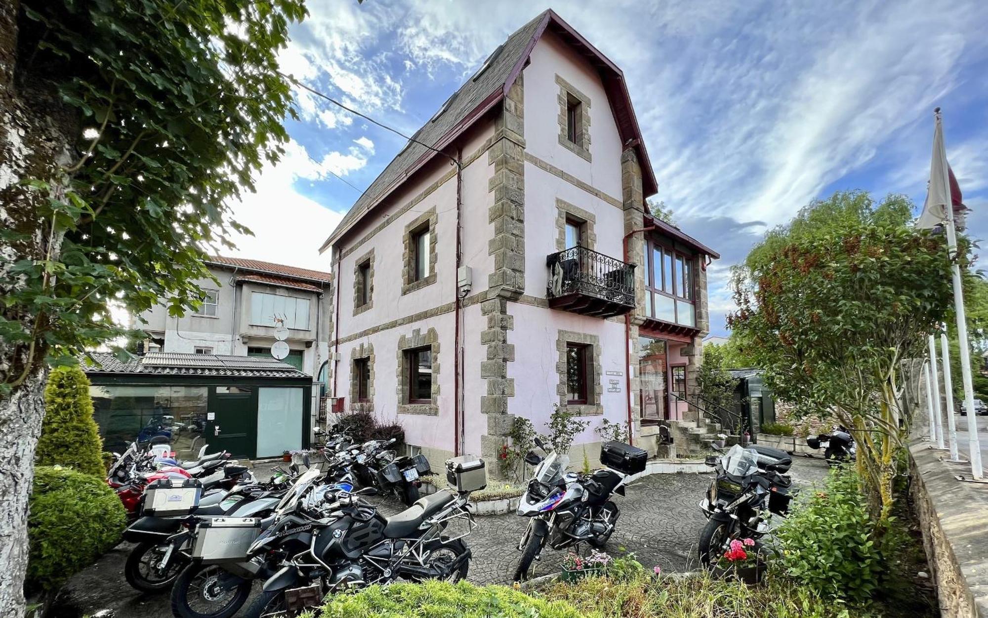 Posada Villa Rosa Reinosa Bagian luar foto